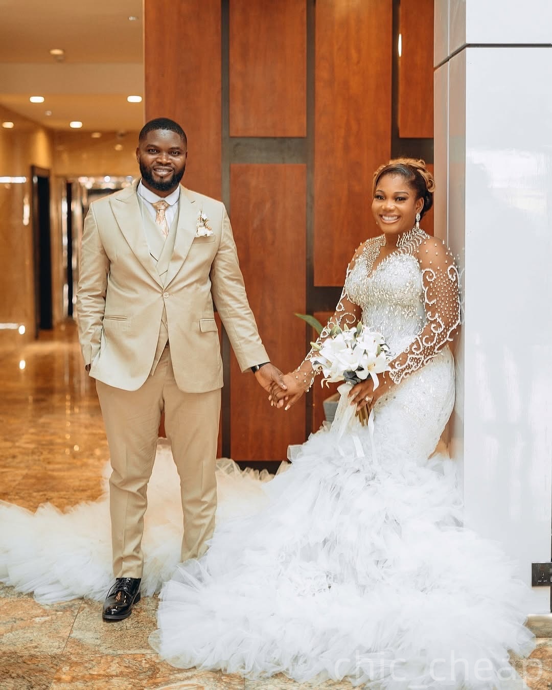 2025 Oversize Aso Ebi Plus Size Ivory Wedding Dress Crystals Beaded Lace Tulle Tiers Full Sleeves Vintage Bridal Gowns Dresses ZJ056