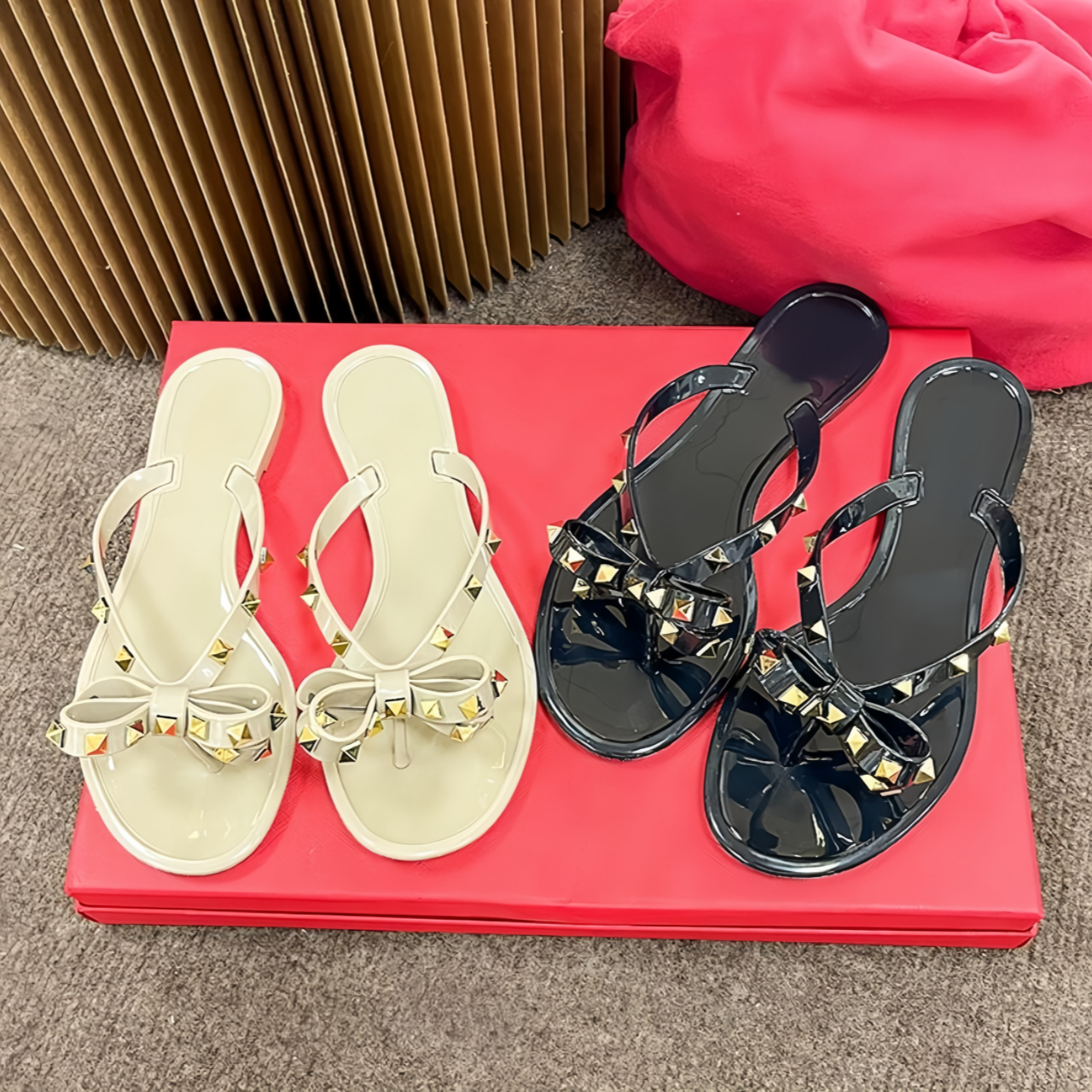Luxury Slippers Designer Women V Rivets Bow Flat Sandals Flip Flops for Summer Casual PVC Jelly Shoes Black Nude Red Size 35-41