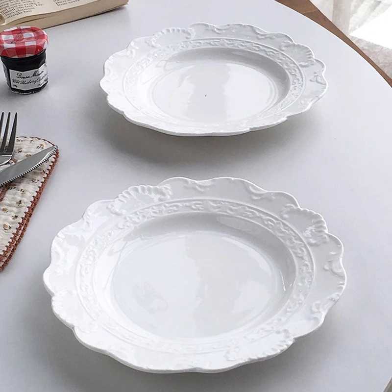Luxury Noric Style Ceramic Plates Household 73 Inch Floral Pattern Aesthetic Cake Dessert Dish Floral Shape Exquisite Tableware Y251129