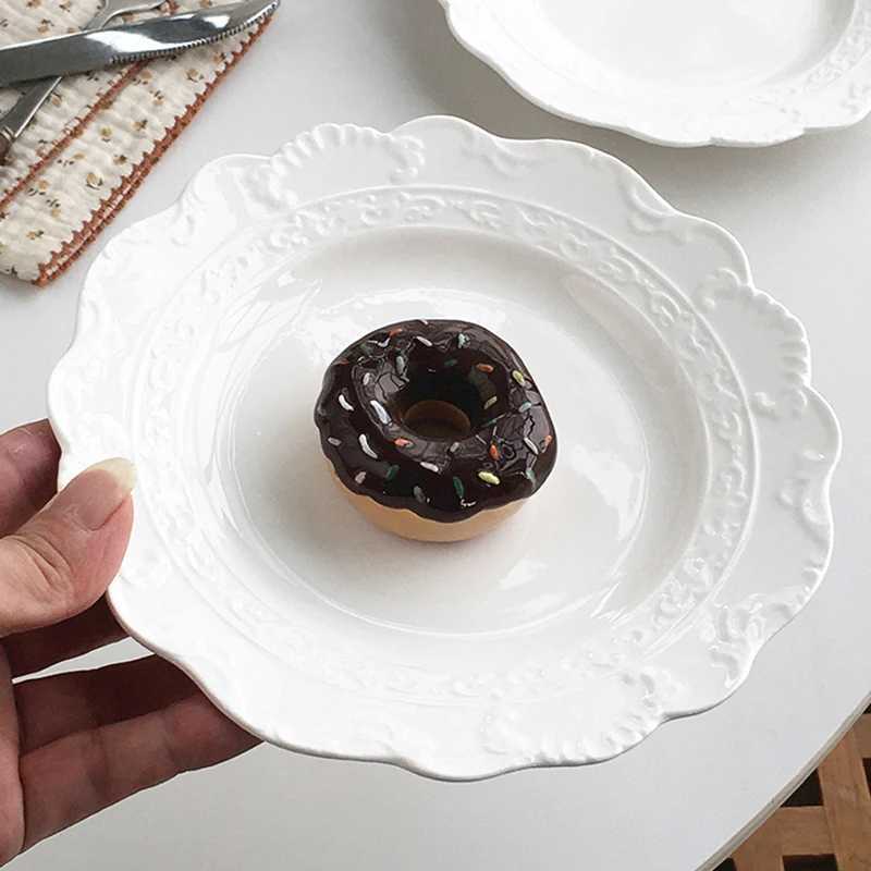 Luxury Noric Style Ceramic Plates Household 73 Inch Floral Pattern Aesthetic Cake Dessert Dish Floral Shape Exquisite Tableware Y251129