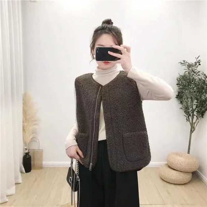 Autumn Winter Womens Vest Lamb Wool Korean Version Versatile Imitation Fur One Short Girls Vest Zipper Coat Casual BeigeT251129