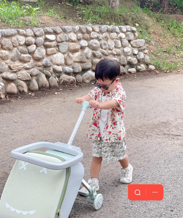 A designer's luxurious hand-held children's cycling suitcase. A cute children's suitcase