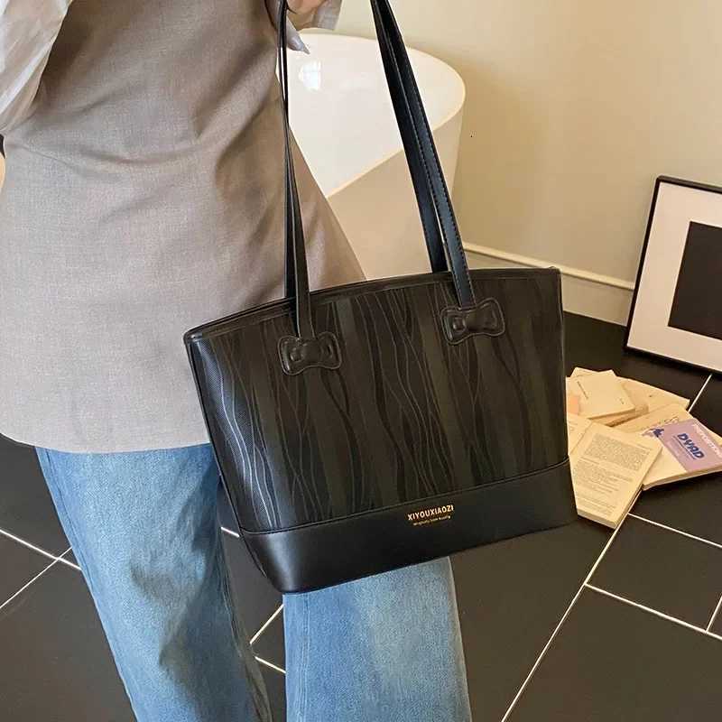 2025 Trendy Textured Womens Shoulder Tote - Huge Capacity Commuter Bag Casual Versatile Foreign Style Must-Have K251128