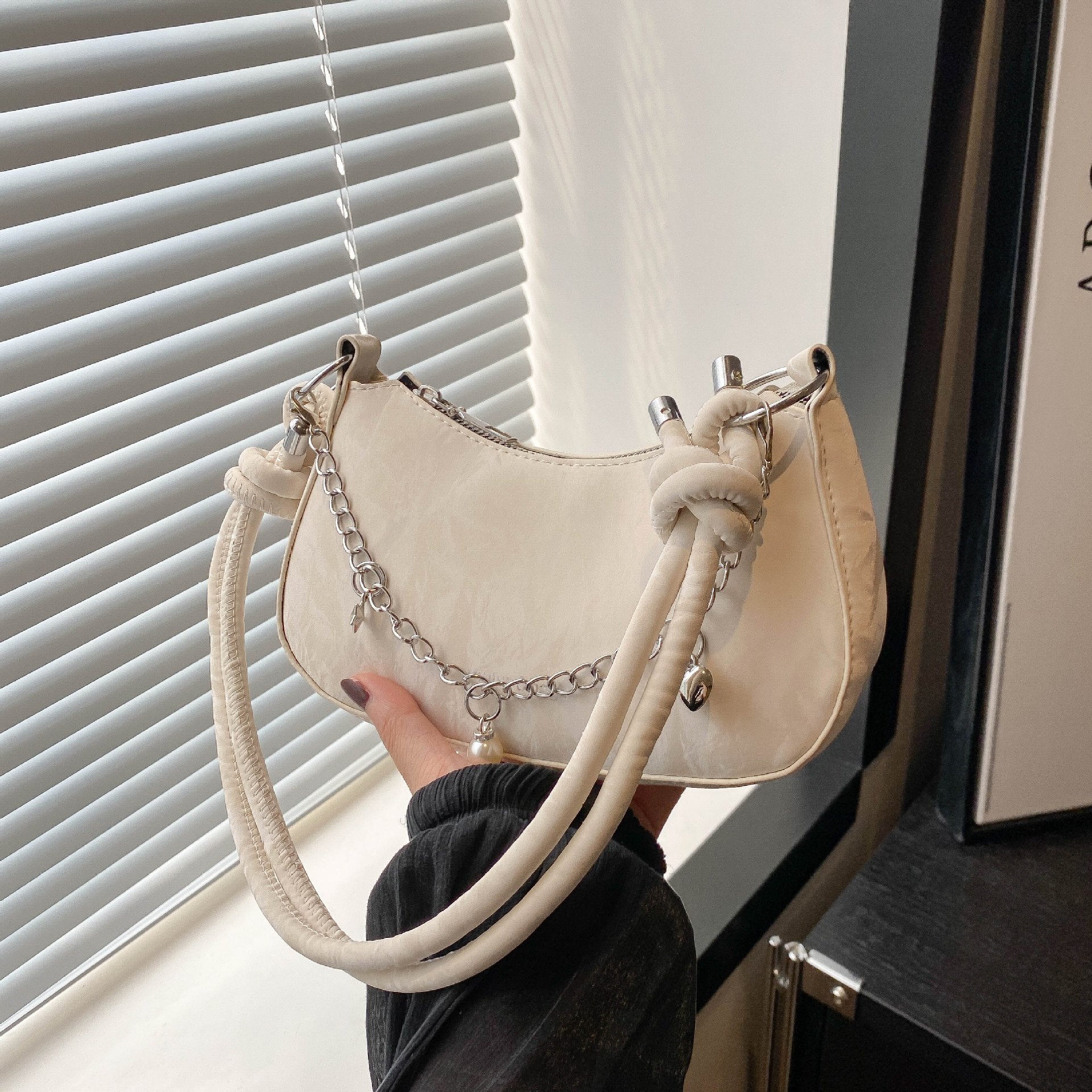 Free shipping 2025 new versatile women's bag, exquisite and stylish chain solid color, casual, simple and fashionable women's single-shoulde