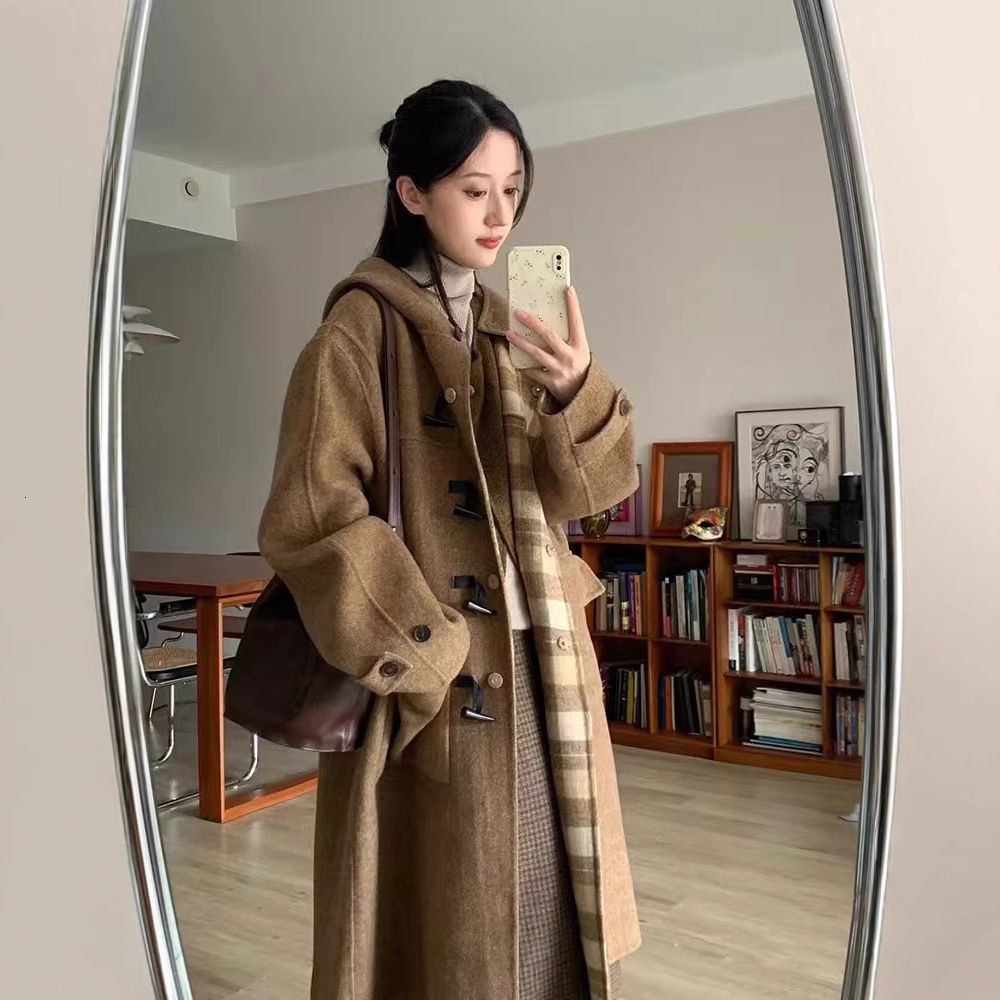 Lautaro Autumn Winter Long Loose Warm Plaid Wool Blends Trench Coat for Women Raglan Sleeve Belt Double Breasted Woolen Overcoat 240822