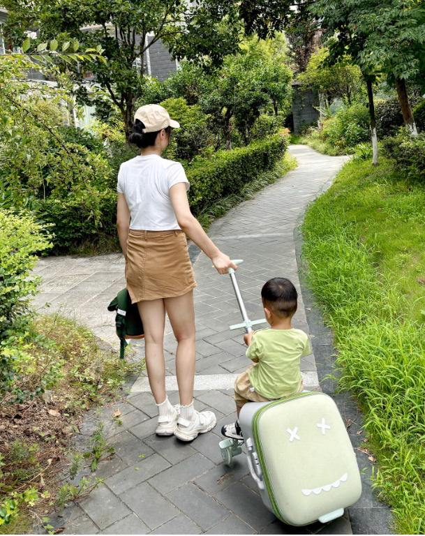 A designer's luxurious hand-held children's cycling suitcase. A cute children's suitcase