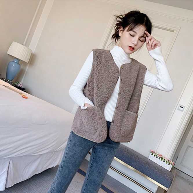 2024 Autumn Winter Womens Vest Lamb Wool Korean Version Versatile Imitation Fur One Short Girls Button Vest Coat Casual CoffeT251129