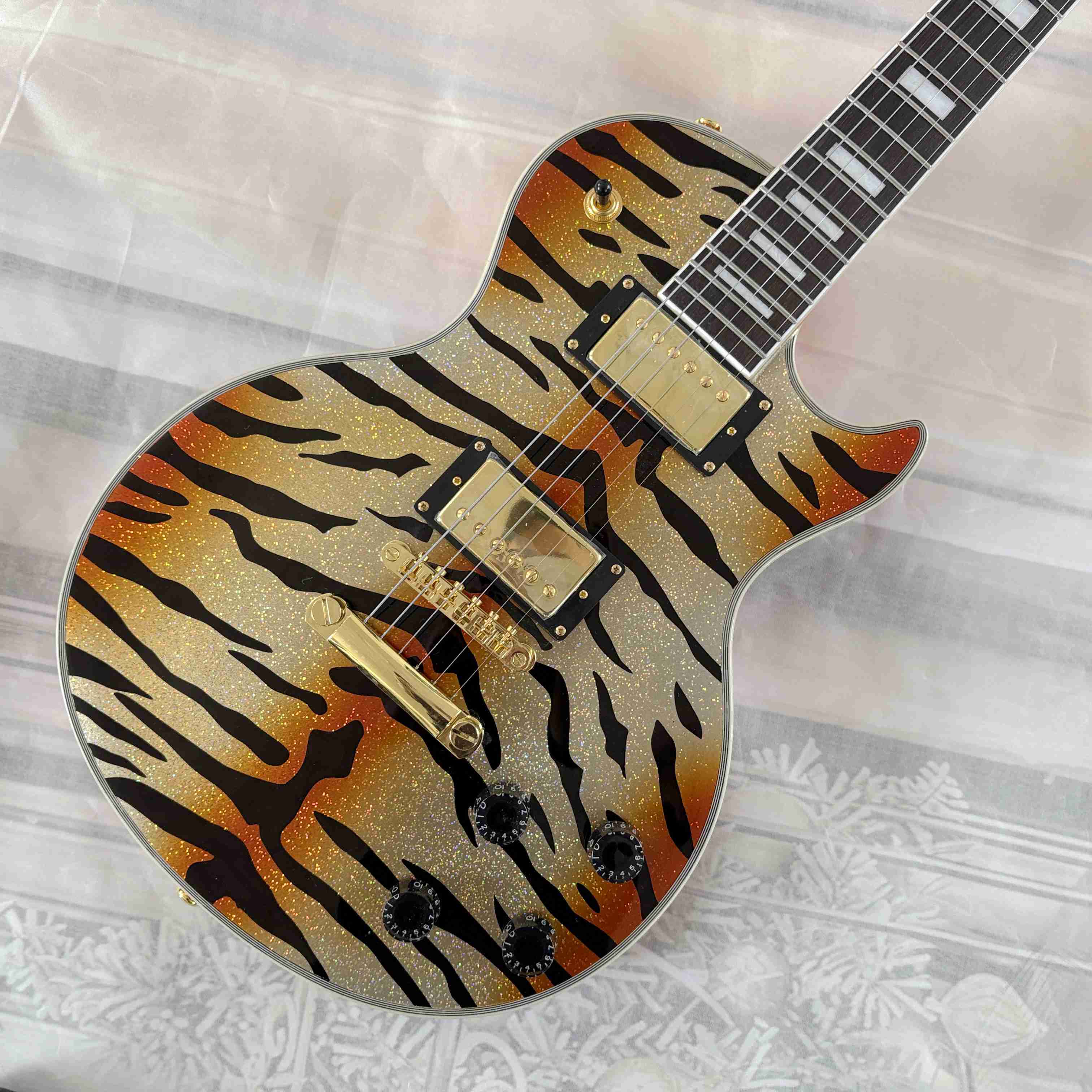 IN STOCK cool tiger-patterned electric guitar HH pickup Gold hardware 22 frets mahogany body rosewood fingerboard Real photos