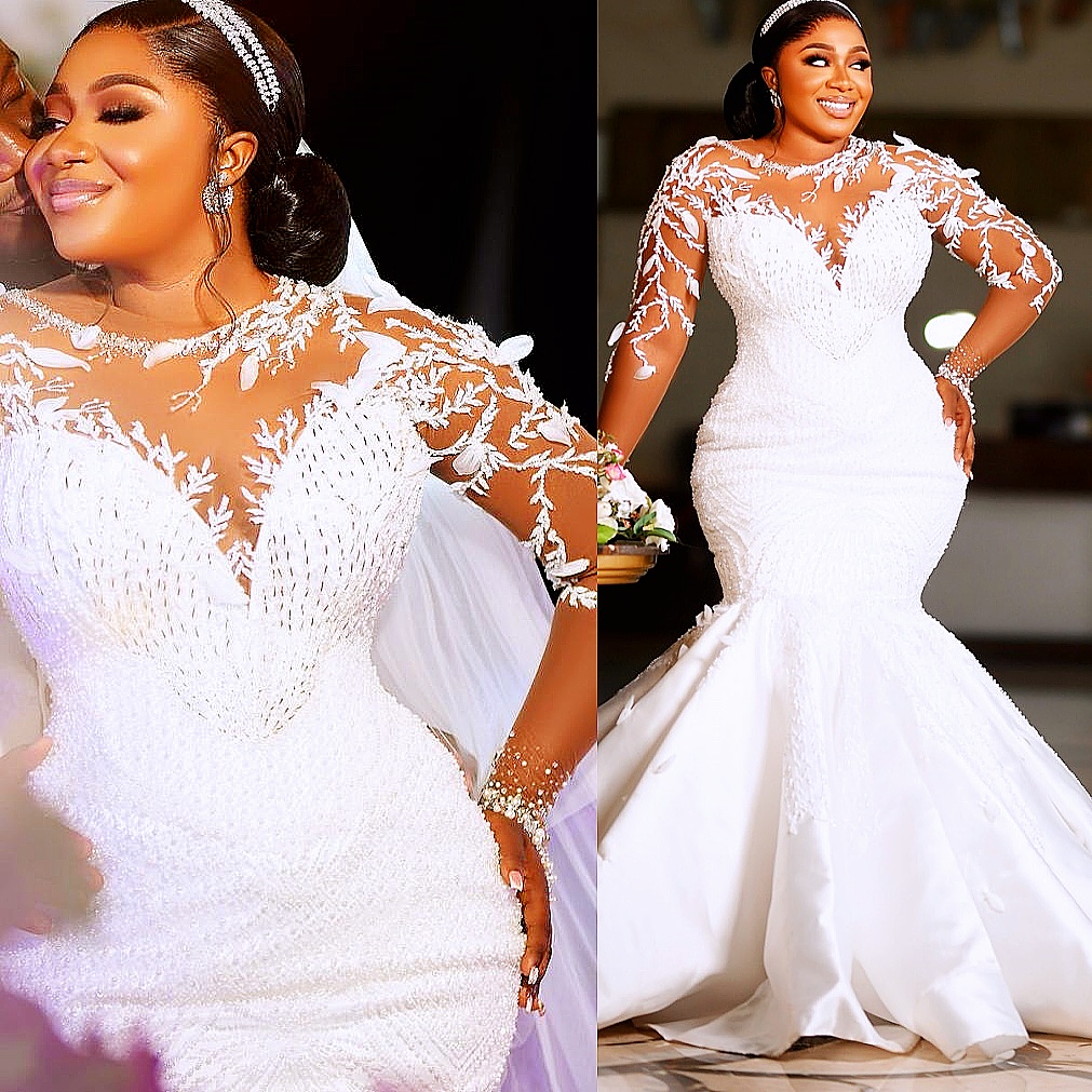2025 Oversize Aso Ebi Plus Size White Wedding Dress Beaded Pearls Lace Sheer Neck Full Sleeves Vintage Bridal Gowns Dresses ZJ056