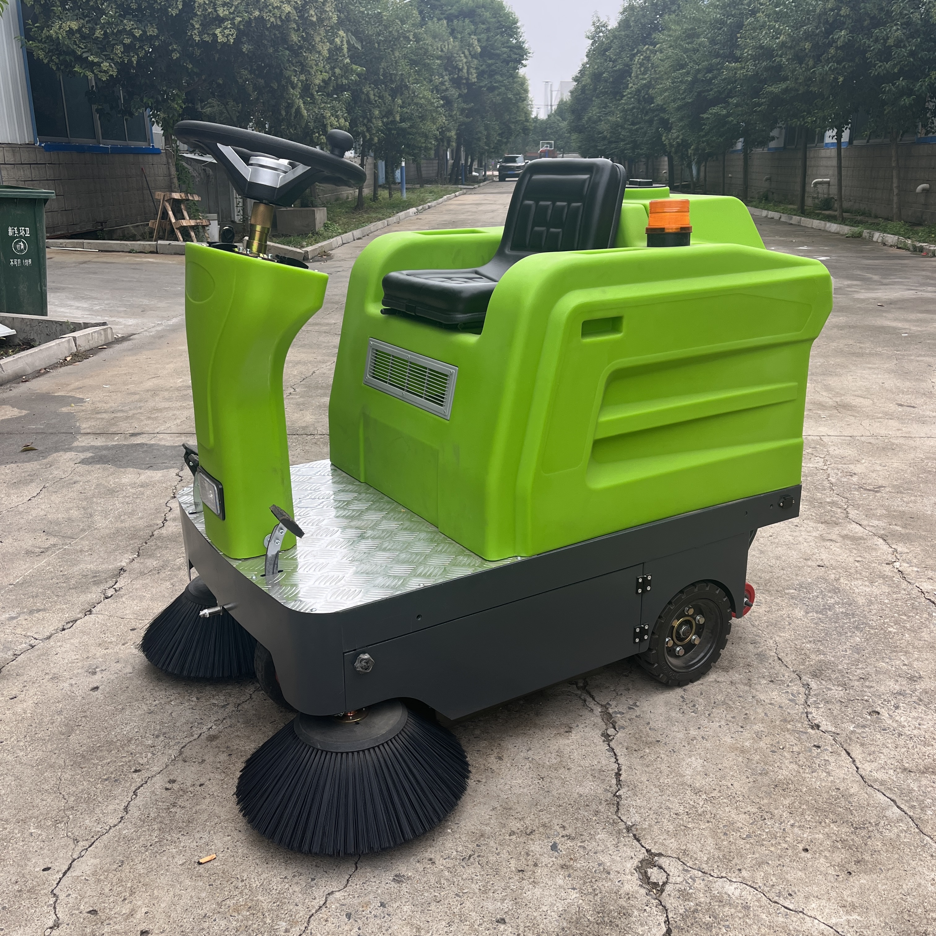 Narrow Body Sweeper Truck For Dense Urban Area Operations