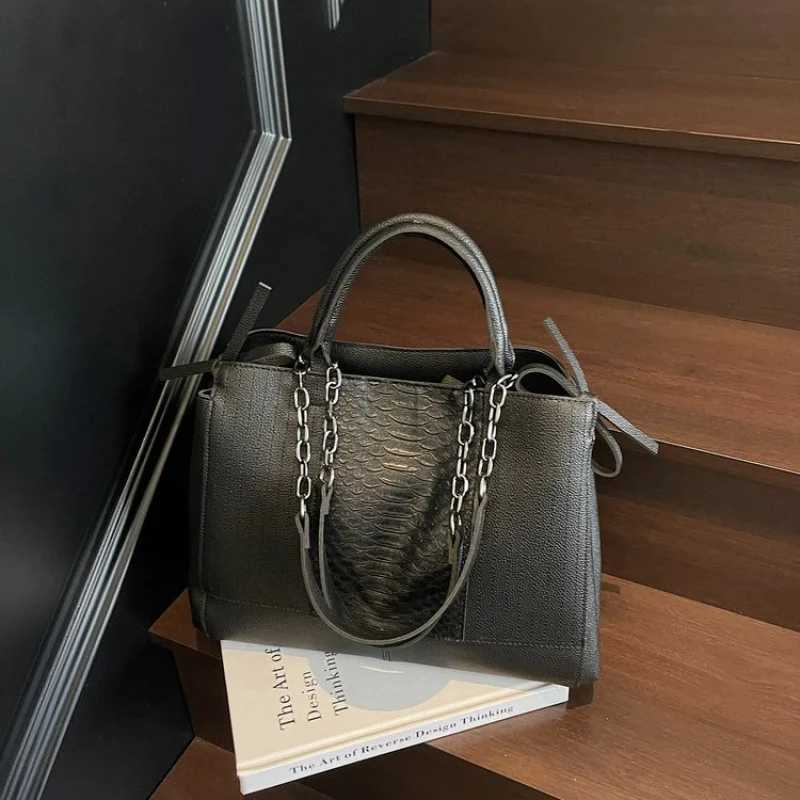 Womens Handbag Crafted From Premium Leather Featuring Casual Paris Vintage Spacious Soft Modern Style K251128