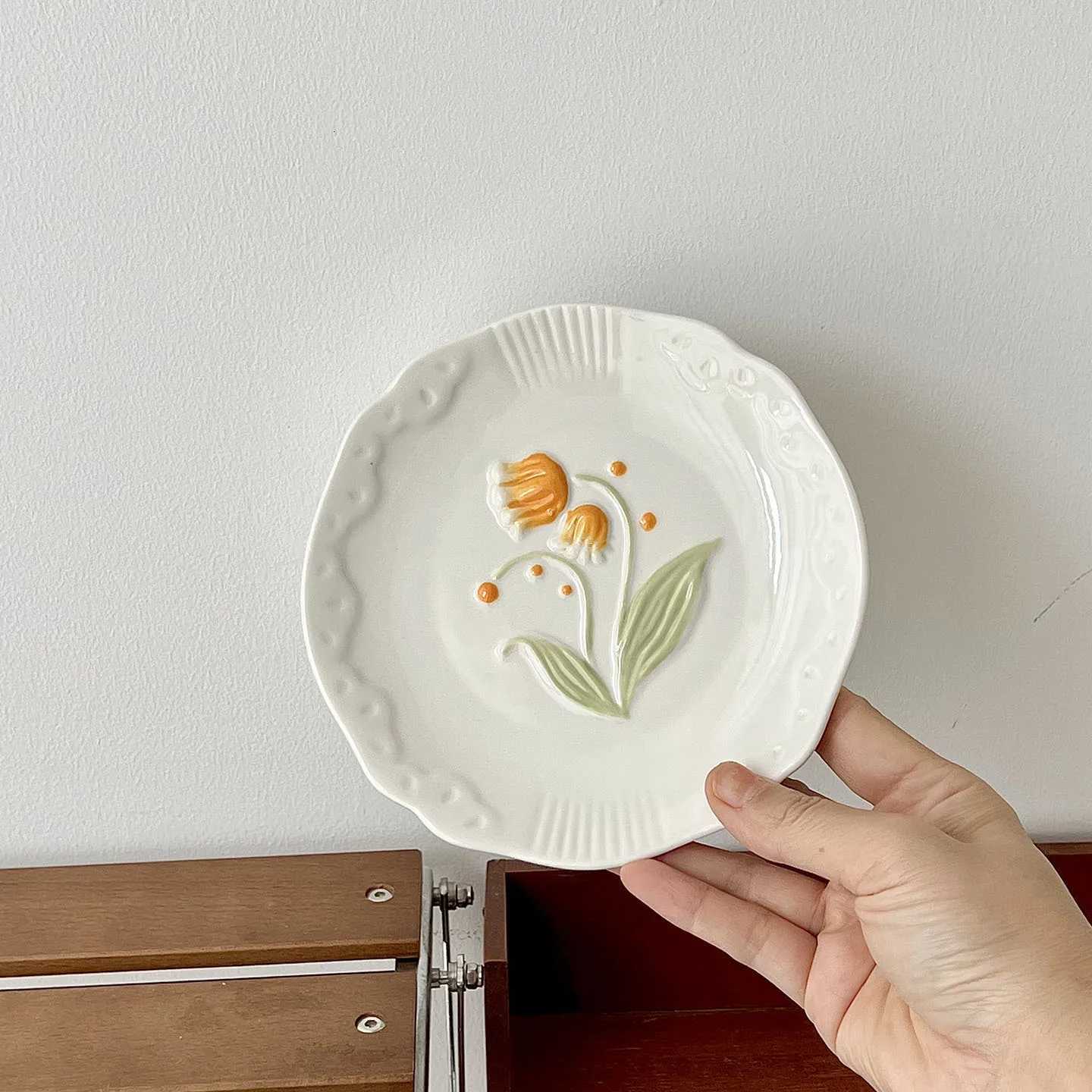 Luxury Elegant Flower Pattern Irregar Round Shape Ceramic Plate Dessert Cake Serving Dinnerware Household Kitchen Porcelain Tableware Y251129