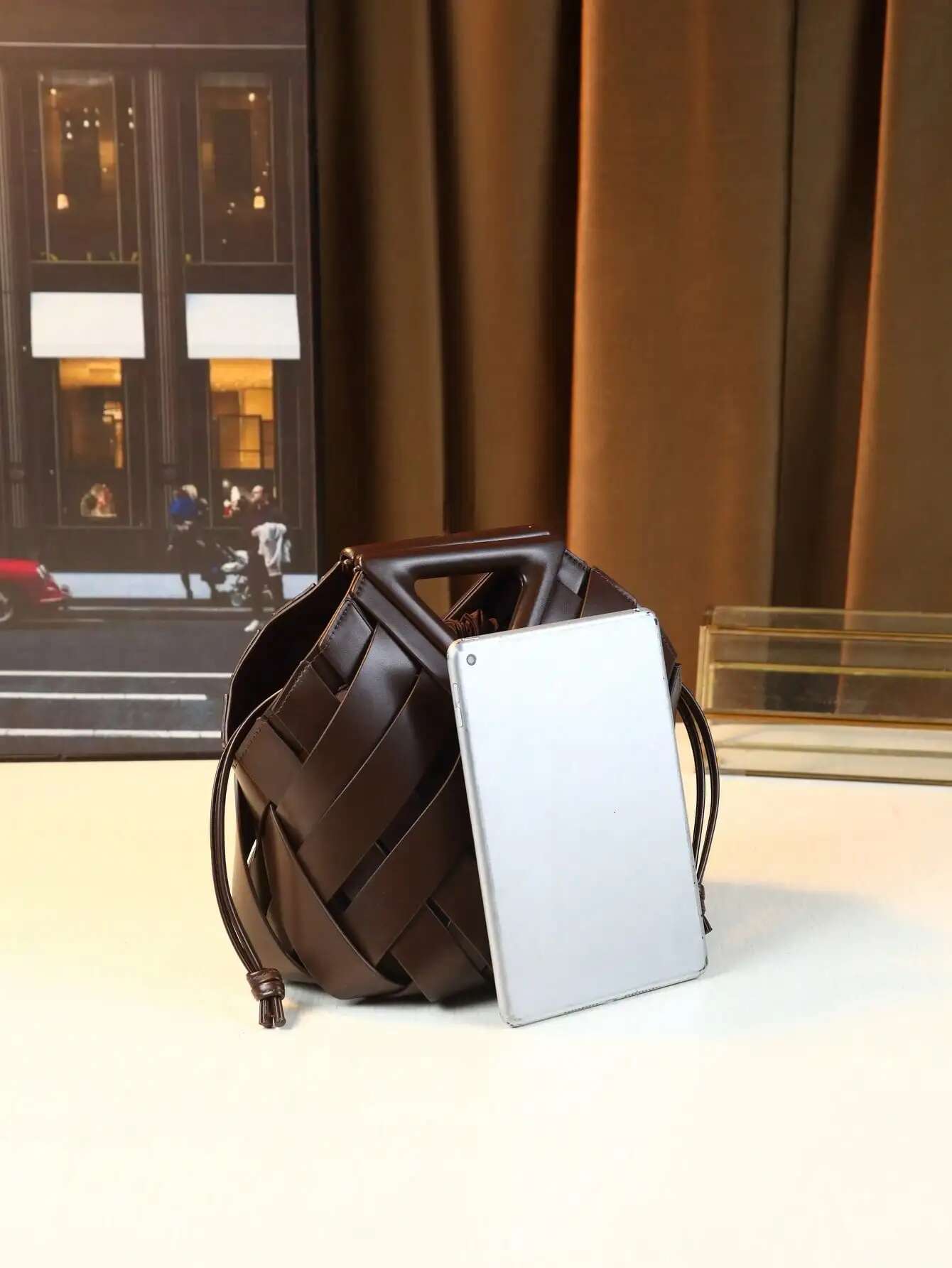 Woven Design Women Handbag Tote Basket High-End Niche Inverted Triangle Shaped Fashion Commuter Bag