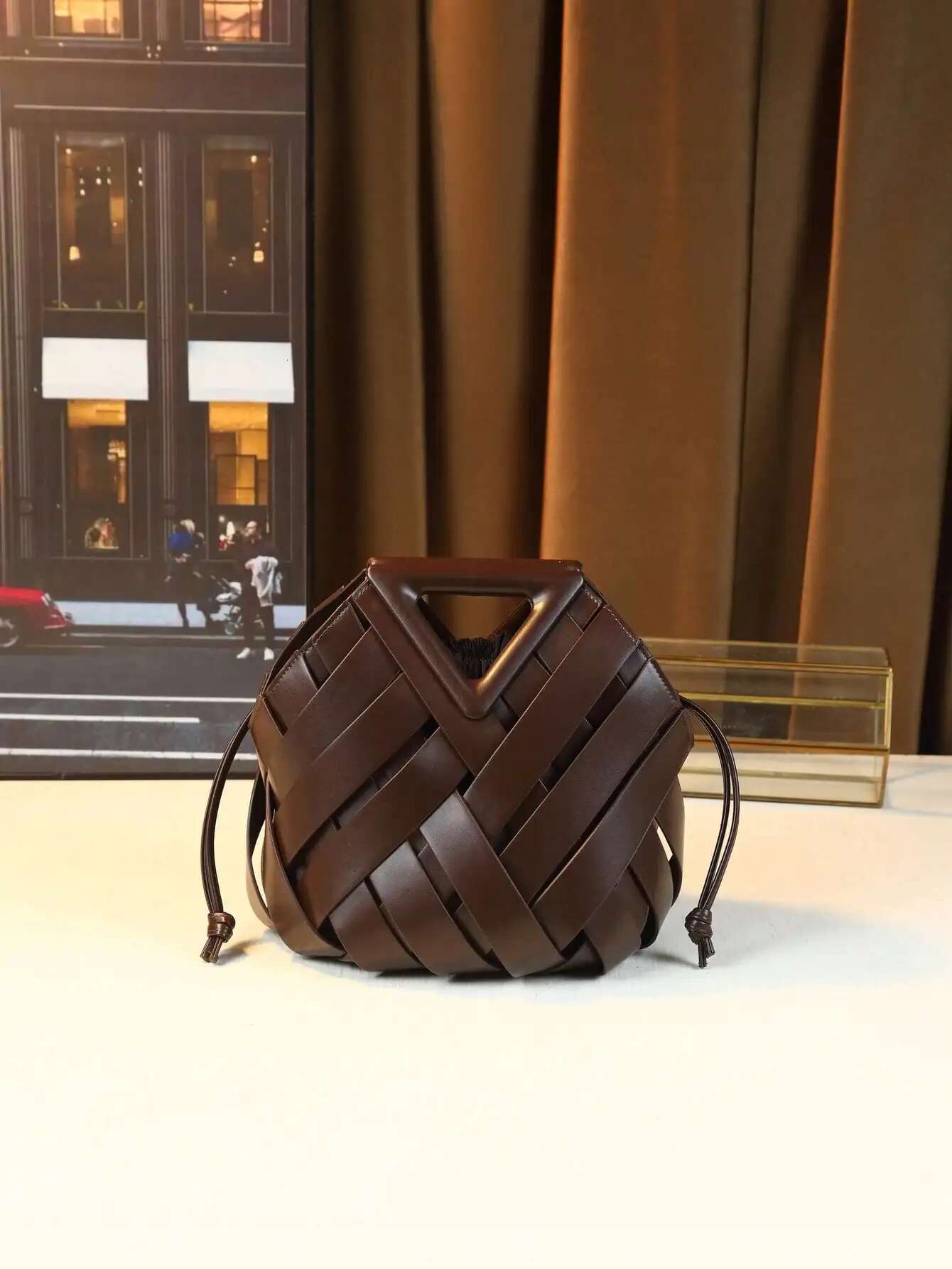 Woven Design Women Handbag Tote Basket High-End Niche Inverted Triangle Shaped Fashion Commuter Bag