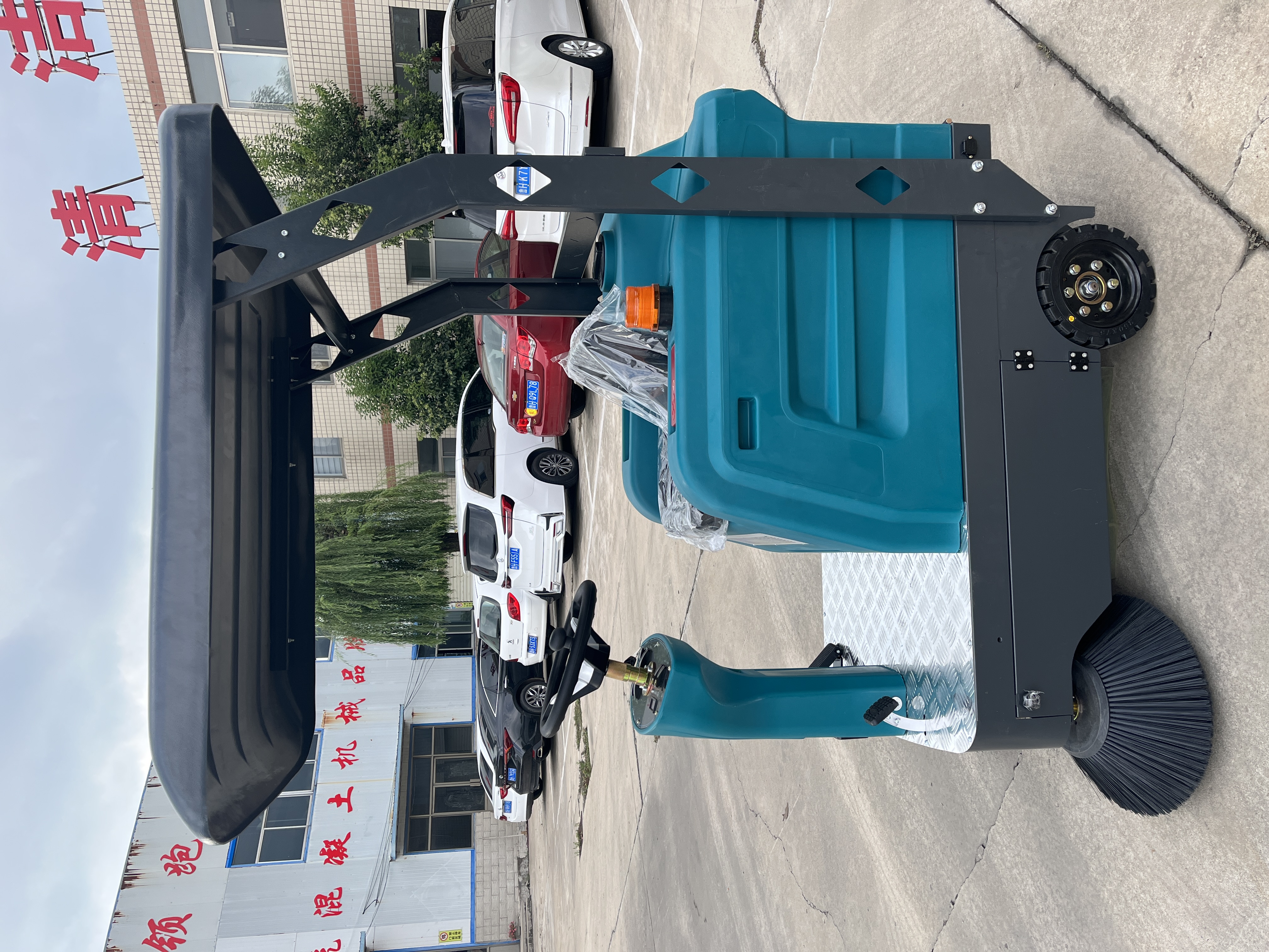 Narrow Body Sweeper Truck For Dense Urban Area Operations