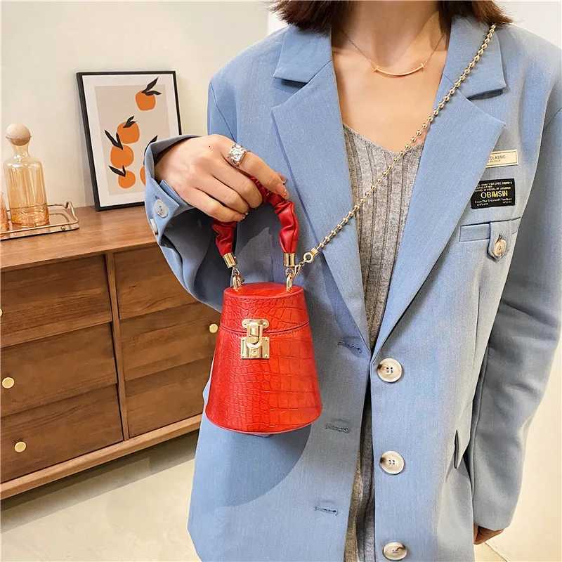 Fashion Crocodile Pattern Womens Bag Lock Chain Trendy Cross Shoulder Handbag K251128