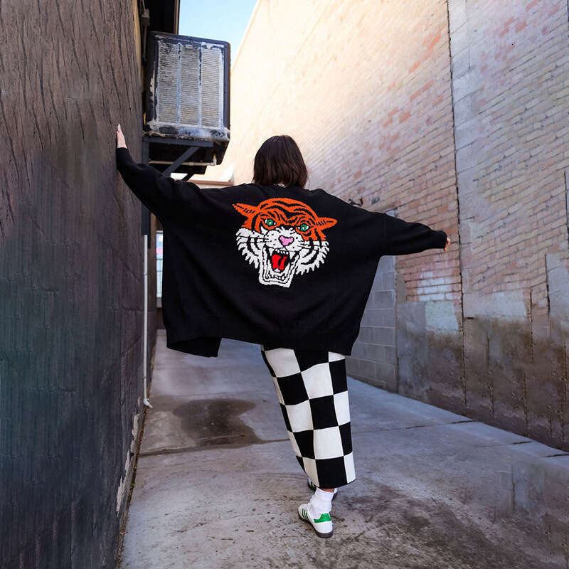 2024 European And American Winter Tiger Head Y2k Personality Street Fashion V-Neck Cardigan Sweater For Women