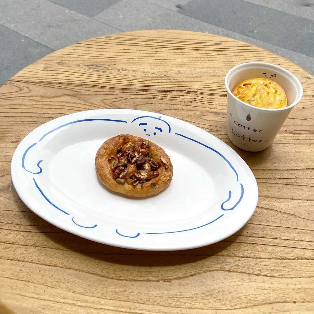 Luxury Cute Creative Ceramic Oval Plate Hug Pattern Stripe Breakfast Dishes 10Inches He Fruit Decor White Plate Kitchen Serving Plate Y251129