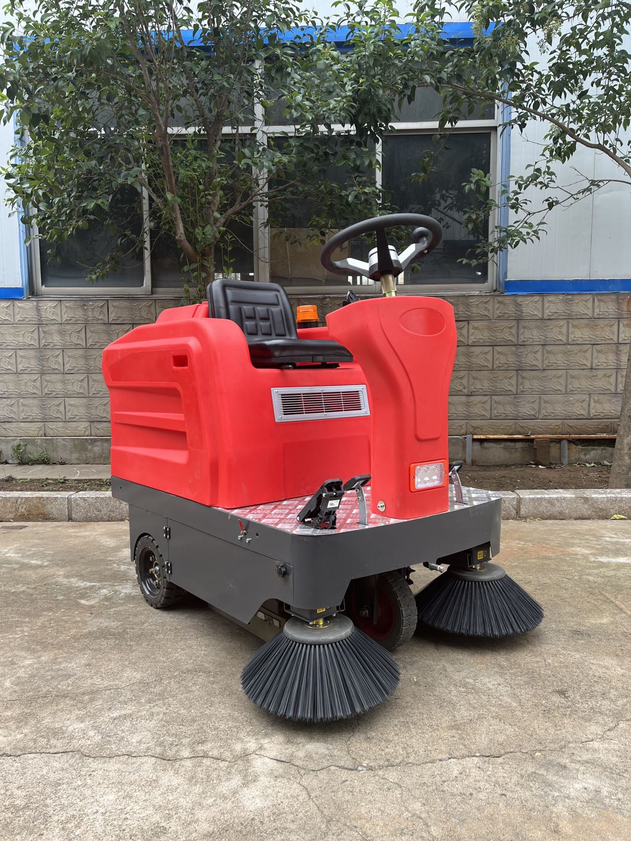 Narrow Body Sweeper Truck For Dense Urban Area Operations