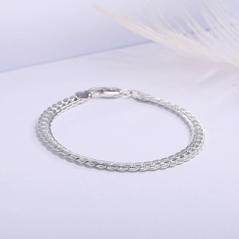 Elegant & Modern Trendsetter's Choice: Contemporary Bracelet Featuring Exquisite Craftsmanship