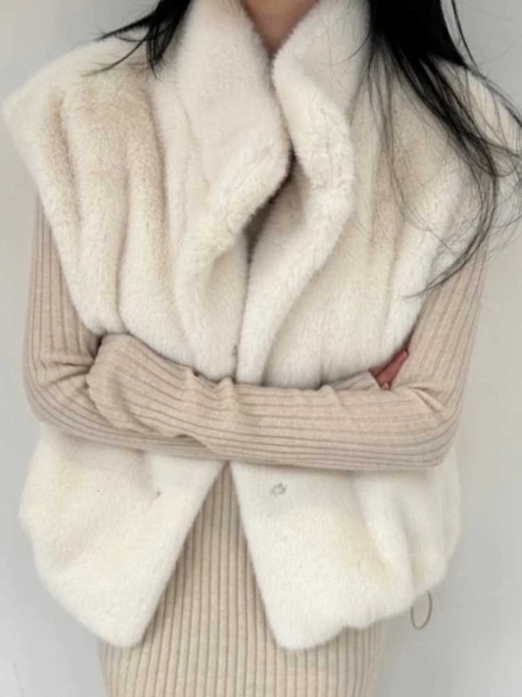 French Sle 2000s Vinatge Fur Vest Women Autunb Winter Fashion All-Matching Thickened Tops Korean Solid Loose Warm Casual VestsT251129