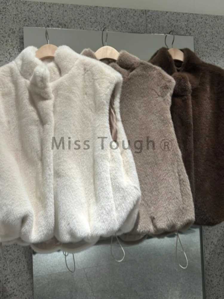 French Sle 2000s Vinatge Fur Vest Women Autunb Winter Fashion All-Matching Thickened Tops Korean Solid Loose Warm Casual VestsT251129