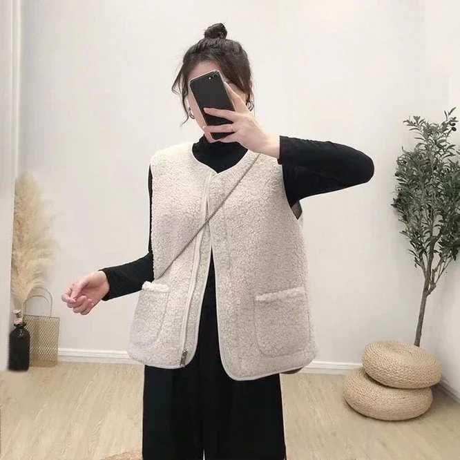 Autumn Winter Womens Vest Lamb Wool Korean Version Versatile Imitation Fur One Short Girls Vest Zipper Coat Casual BeigeT251129