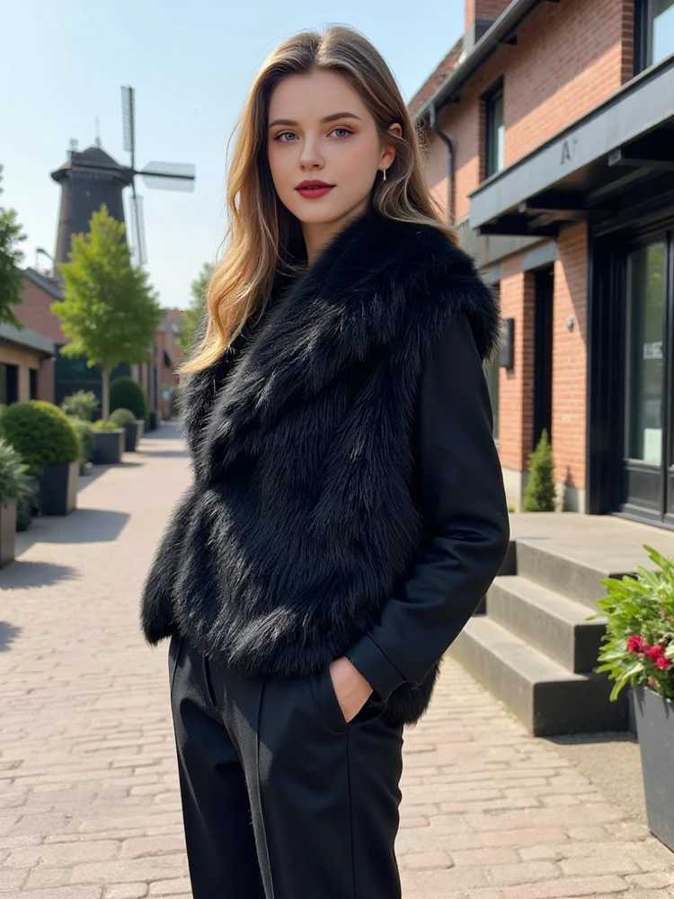 MUJER Faux Fur Sleeveless Vest Women Black Cropped Vests for Women Winter Womens Warm Vest Fashion Waistcoat Padded Vest WomanT251129