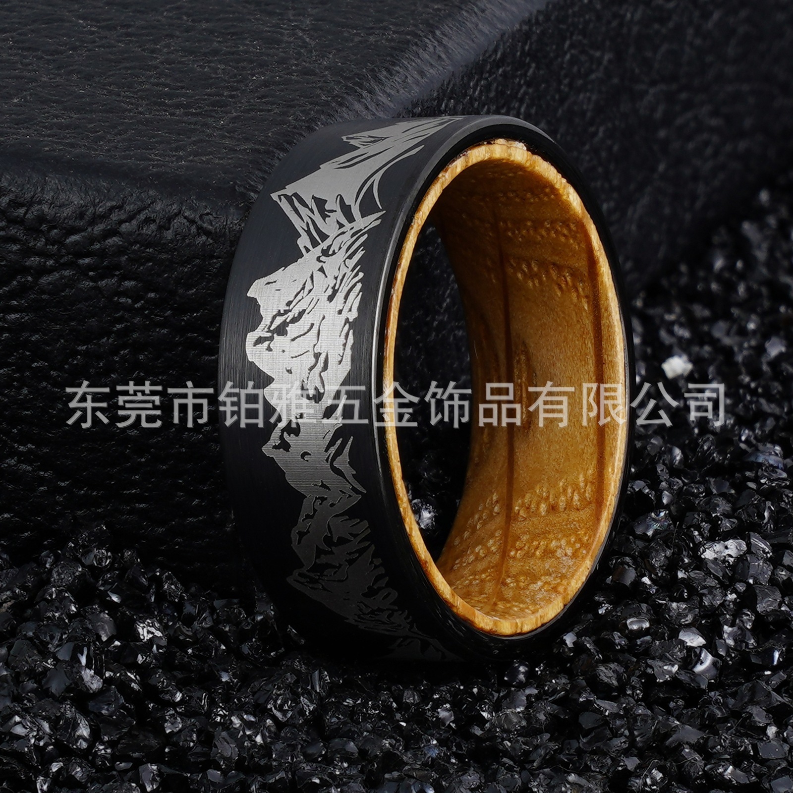 Jewelry 8mm black hammer patterned tungsten steel ring laser mountain shaped ring with wine barrel wooden inner ring 231220