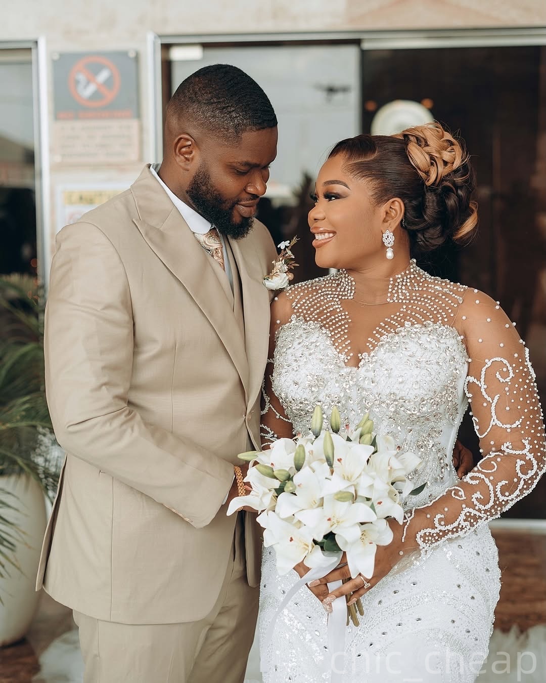 2025 Oversize Aso Ebi Plus Size Ivory Wedding Dress Crystals Beaded Lace Tulle Tiers Full Sleeves Vintage Bridal Gowns Dresses ZJ056