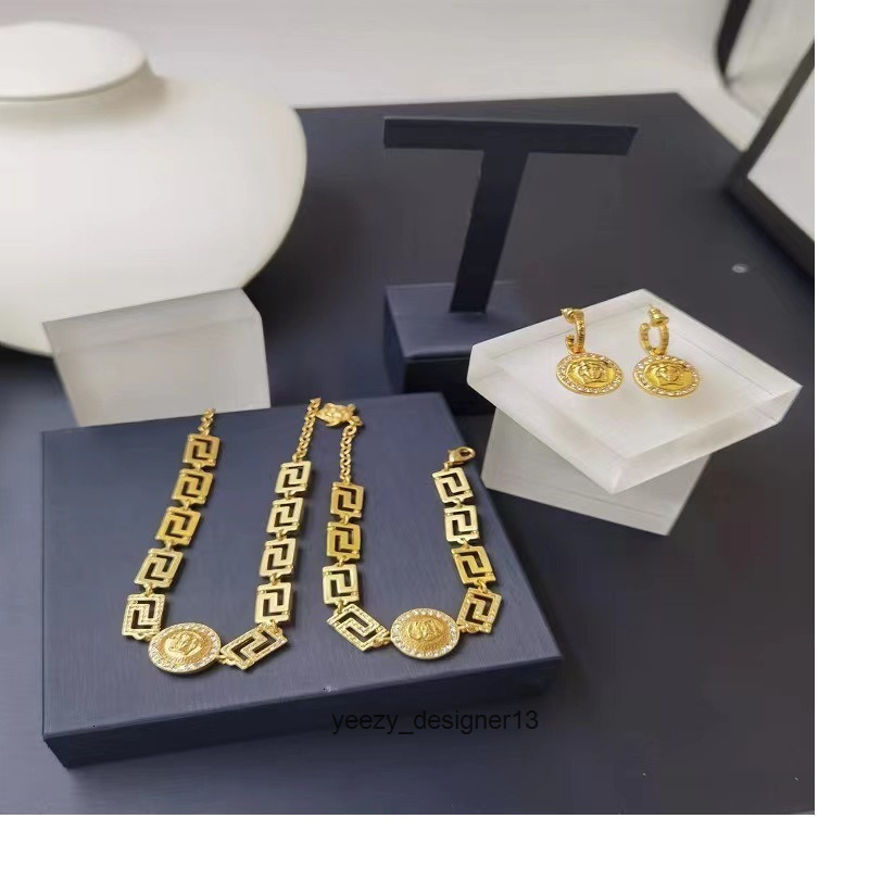 designer bracelet necklace luxury jewelry for men women gold silver woman minimalist high end niche design personality fashion versatile b versacely versace2 GX88