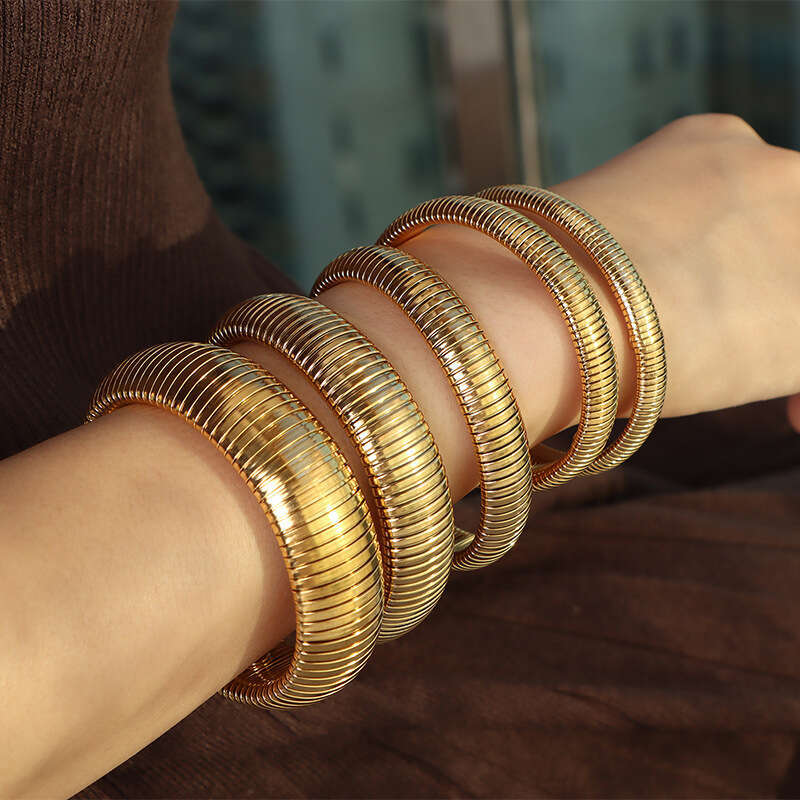 Elegant Fusion of Tradition Meets Contemporary Elegance Adjustable Elastic Metallic Bangle Featuring Unique Patterned Accents