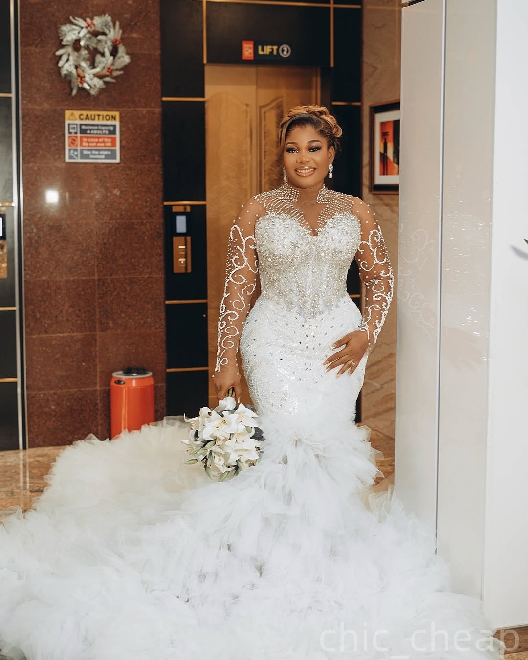 2025 Oversize Aso Ebi Plus Size Ivory Wedding Dress Crystals Beaded Lace Tulle Tiers Full Sleeves Vintage Bridal Gowns Dresses ZJ056