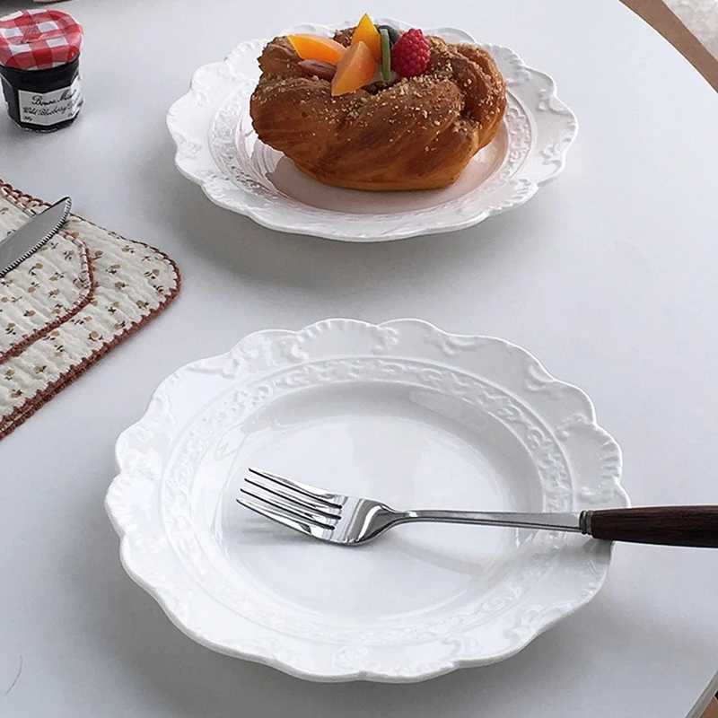 Luxury Noric Style Ceramic Plates Household 73 Inch Floral Pattern Aesthetic Cake Dessert Dish Floral Shape Exquisite Tableware Y251129