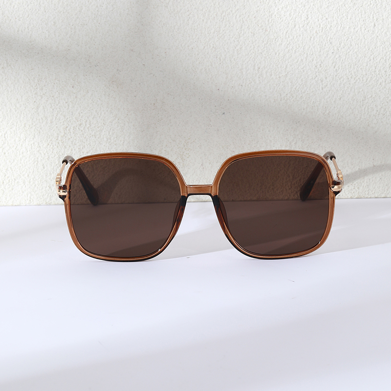 3 pairs of classic square sunglasses for both men and women, interpreting a fashionable attitude