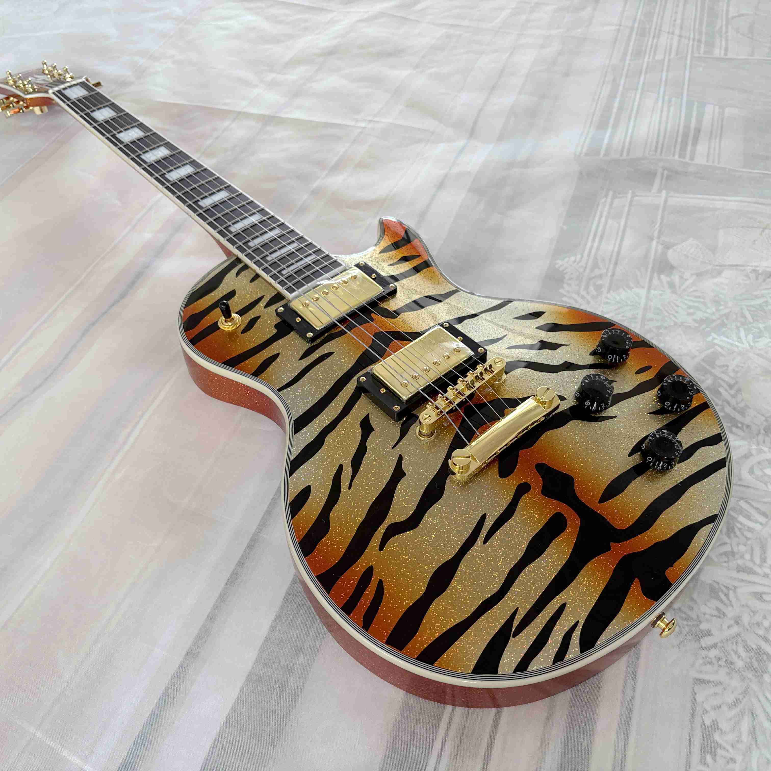 IN STOCK cool tiger-patterned electric guitar HH pickup Gold hardware 22 frets mahogany body rosewood fingerboard Real photos