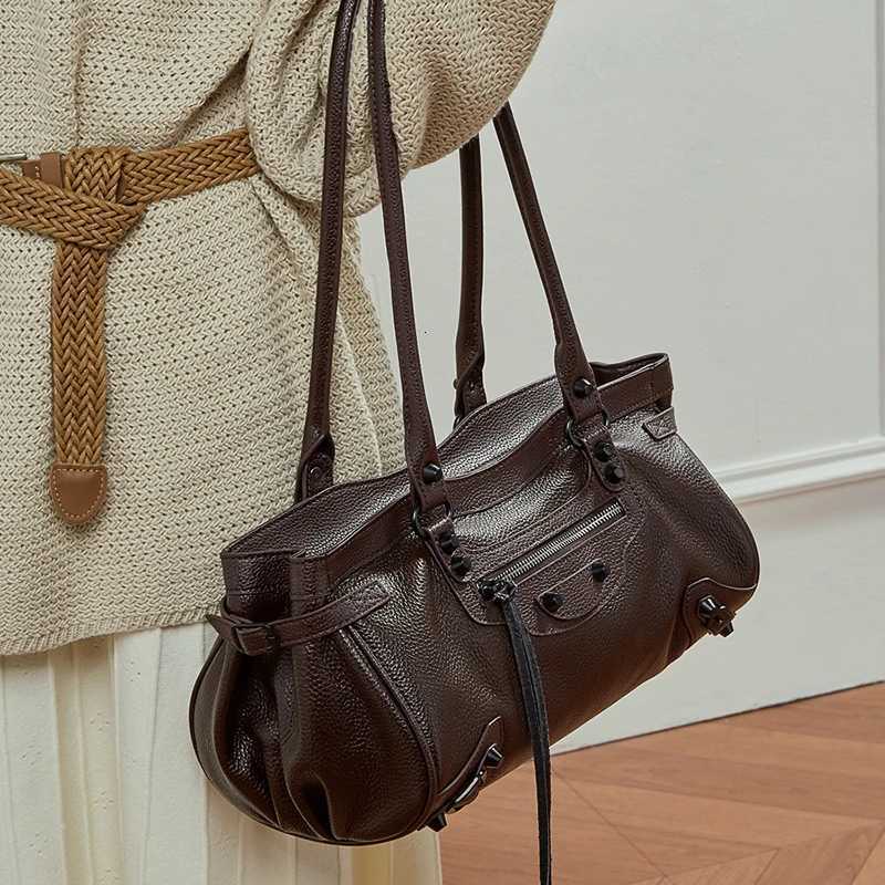 2025 New Top Grain Leather Underarm Saddle Bag ABG Punk Studded Horizontal Style Le City Motorcycle Bag Women Fashion Handbag K251128