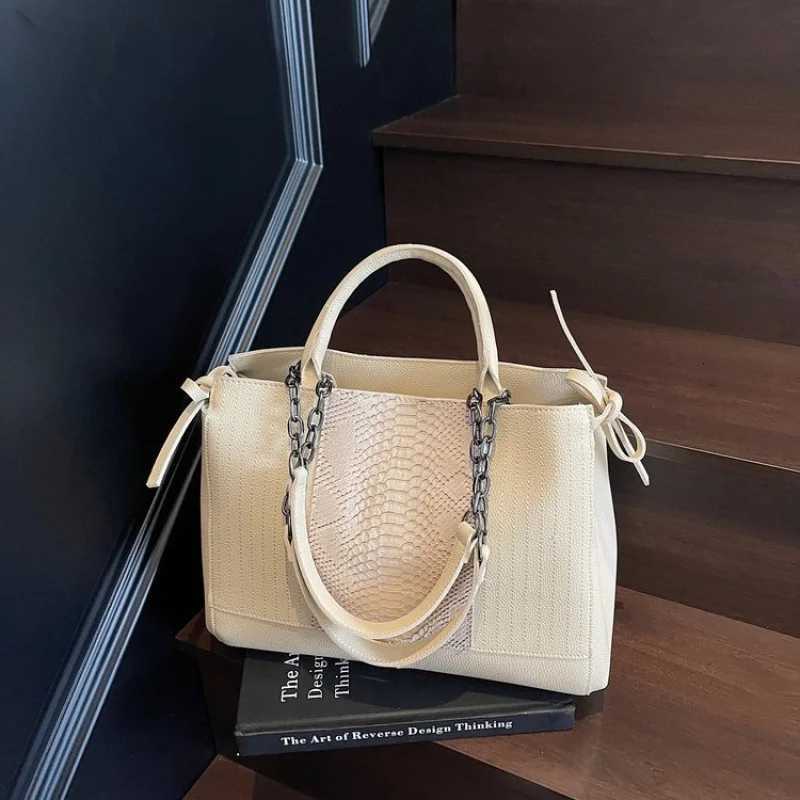 Womens Handbag Crafted From Premium Leather Featuring Casual Paris Vintage Spacious Soft Modern Style K251128