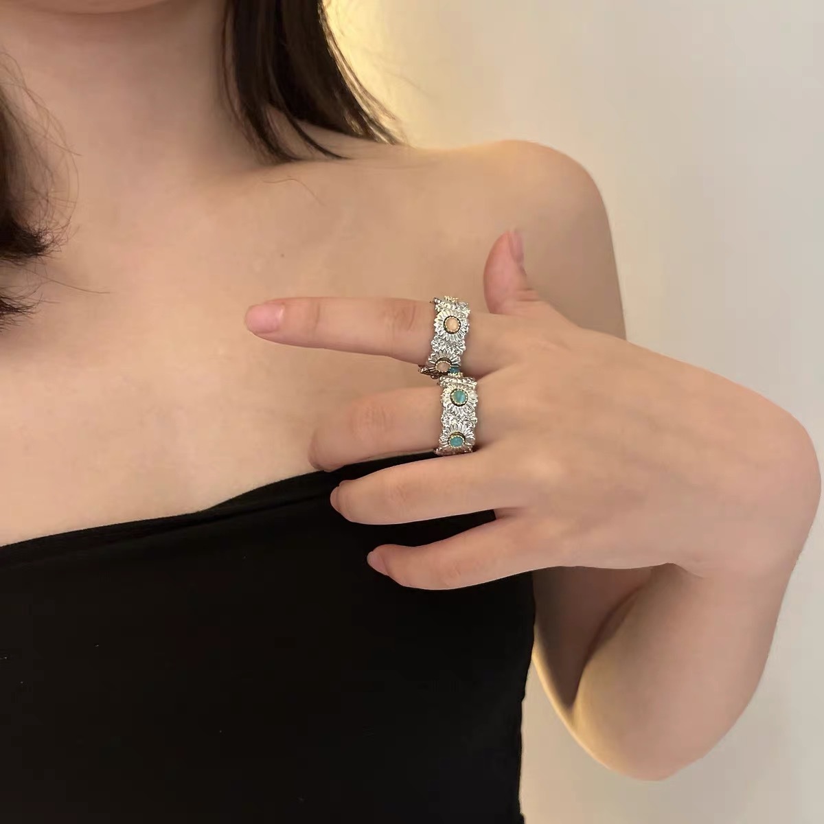 Designer Ring Italian Craft Light Luxury High-End Colorful Gemstone Small Daisy Ring Vintage Design Flower Brushed Ring for Women