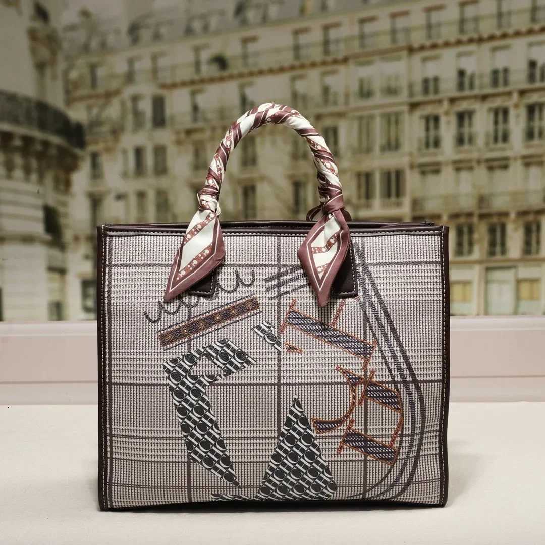 2025 Trendy Large Capacity Commuter Tote Bag Simple Solid Color Crossbody With Fashionable Leather Letter K251128