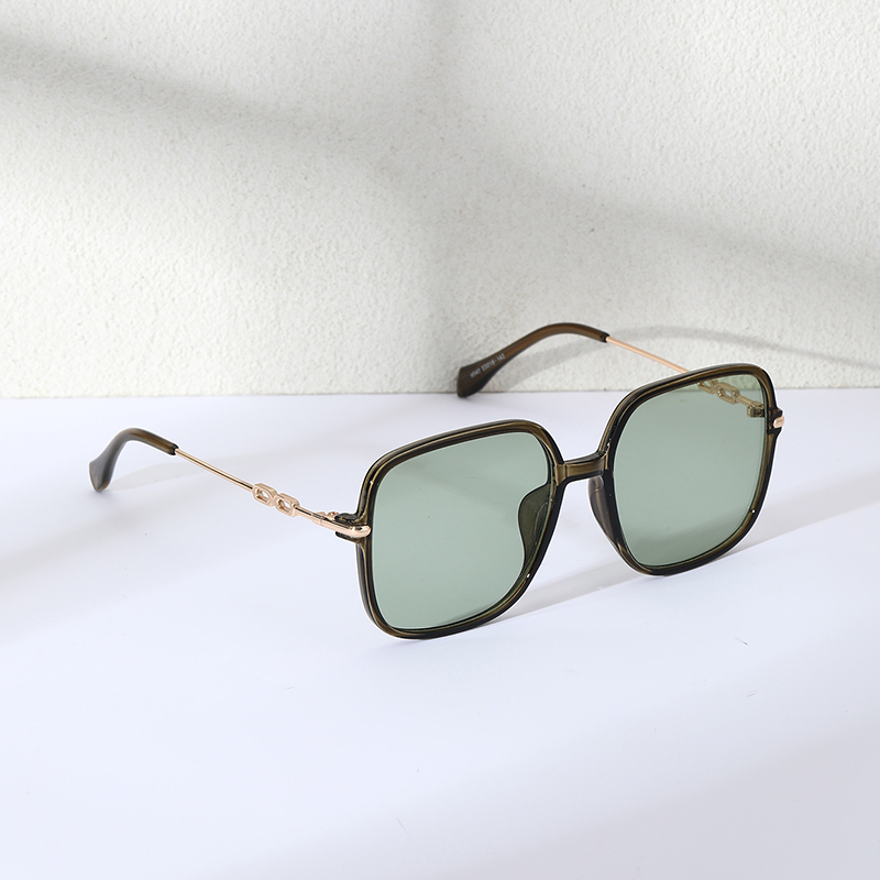 3 pairs of classic square sunglasses for both men and women, interpreting a fashionable attitude