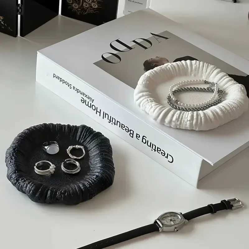 Simple Creative Irregular Ceramic Jewelry Storage Tray Jewelry Earrings Display Desktop Accessories Give Friends Birthday Gifts Y251129