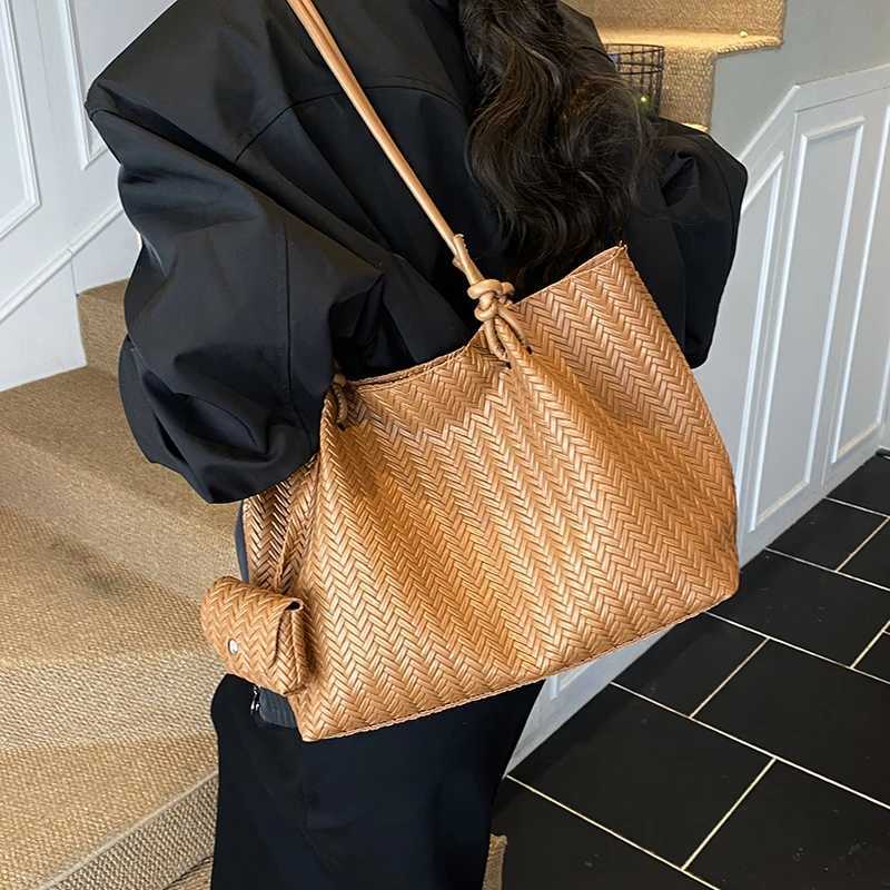 Woven PU Leather Shoulder Bag with Purse Luxury Shoulder Bag Trendy Tote Handbag Large Capacity Commute Bags for Women K251128