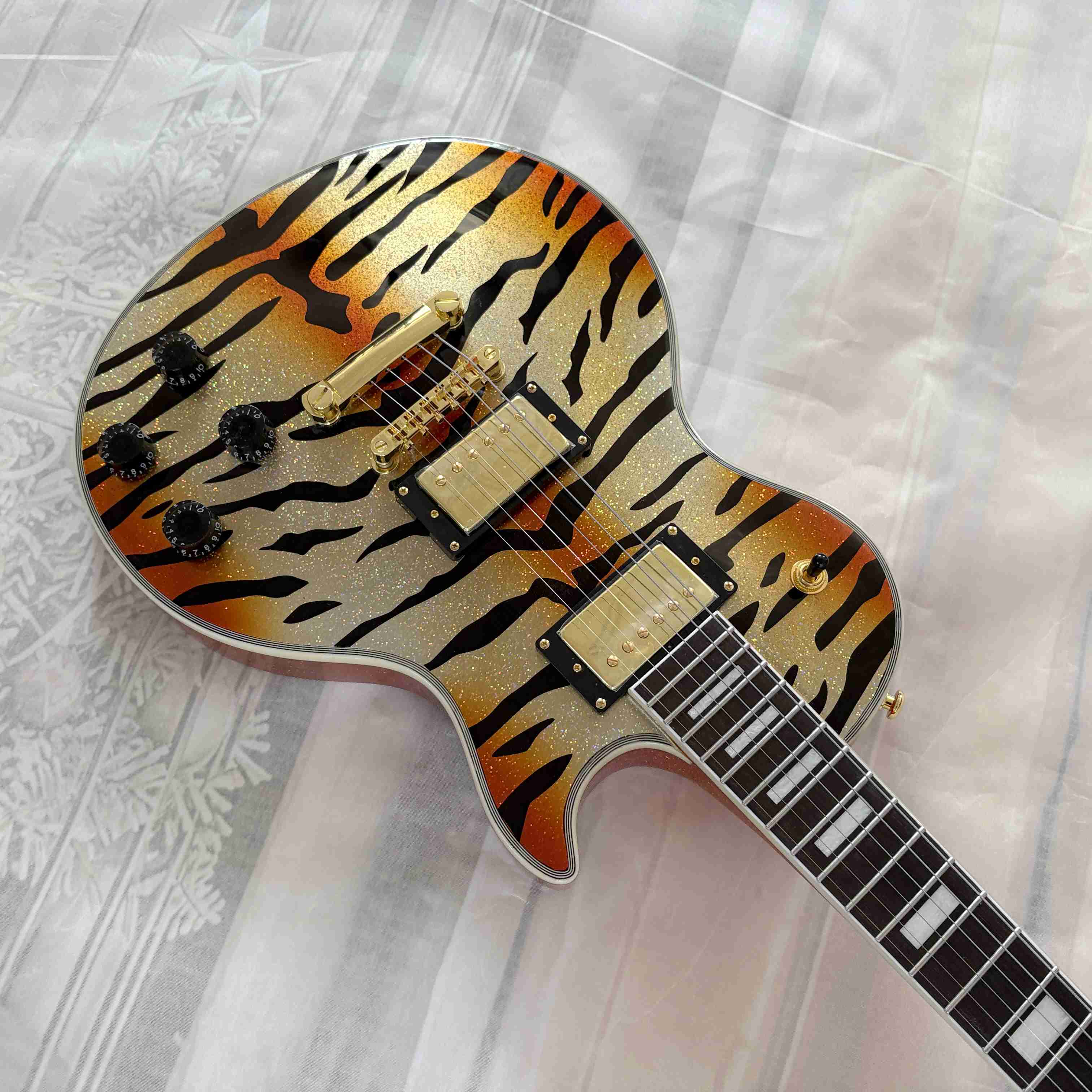 IN STOCK cool tiger-patterned electric guitar HH pickup Gold hardware 22 frets mahogany body rosewood fingerboard Real photos