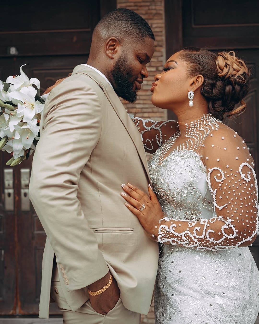 2025 Oversize Aso Ebi Plus Size Ivory Wedding Dress Crystals Beaded Lace Tulle Tiers Full Sleeves Vintage Bridal Gowns Dresses ZJ056