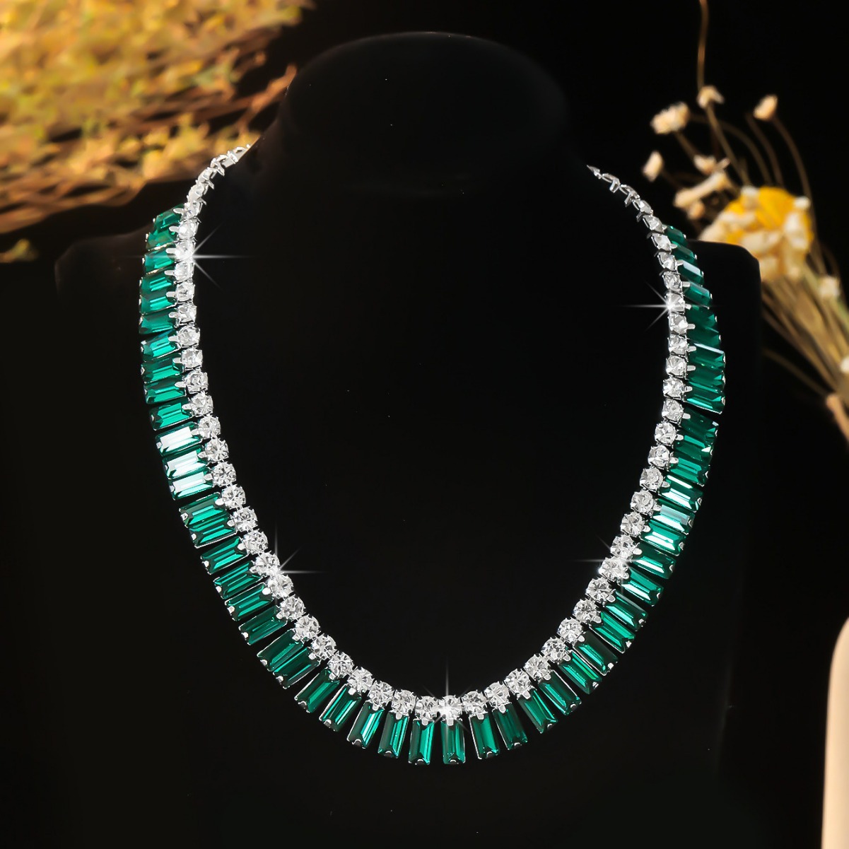 New style exaggerated square full-diamond necklace, fashionable and luxurious for parties and banquets, dazzling diamond-laden elegant ladies' ne