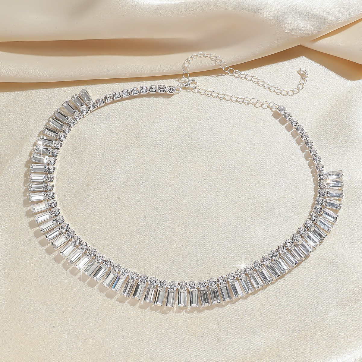 New style exaggerated square full-diamond necklace, fashionable and luxurious for parties and banquets, dazzling diamond-laden elegant ladies' ne