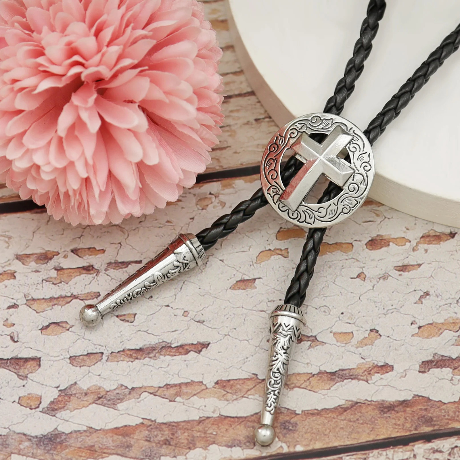 Vintage Western Cowboy Bolo Tie for Men Star Bull Circular Cross Pendant Black Leather Rope Necktie Women Necklace Accessories 250430