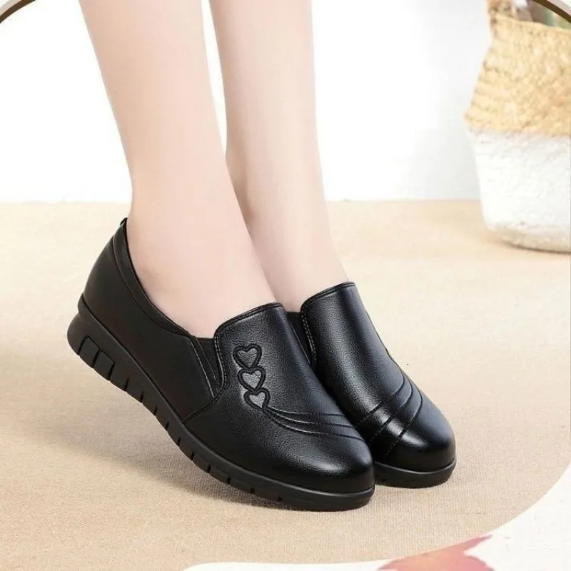 Soft Soled Mother Black Single Shoes Leather Non-slip Casual Comfortable Middle-aged Ladies Flat Shoes Ladies Leather Shoes 250421