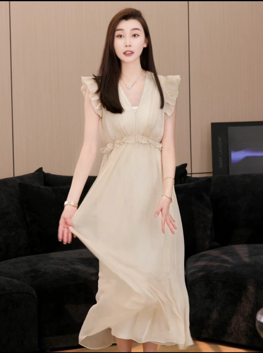 2025 French V-neck dress Fashion Week Show Customized Fashion Tailored clothing womens Fashion Paris.M312